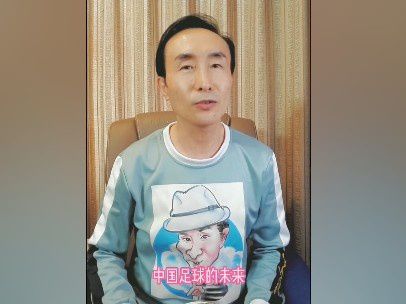 他陪美宝回了一趟高中操练的泳池，在无水的池底，他说，我们三小我当中，只要有一小我幸福了，也好。